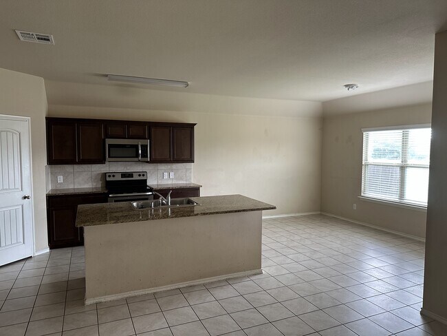 Foto del edificio - 542 Clearlake Dr