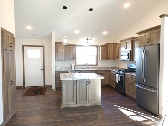 Building Photo - 5704 Glenview Ln