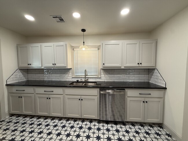 Building Photo - 1802 W 6th Ave