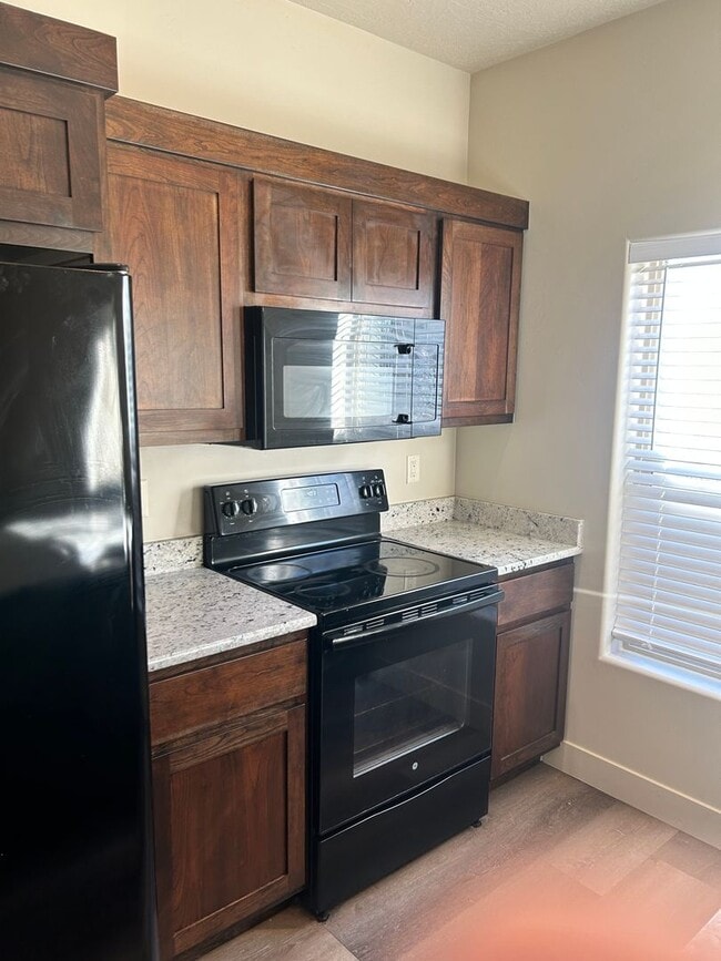 Building Photo - BEAUTIFUL TOWNHOME!