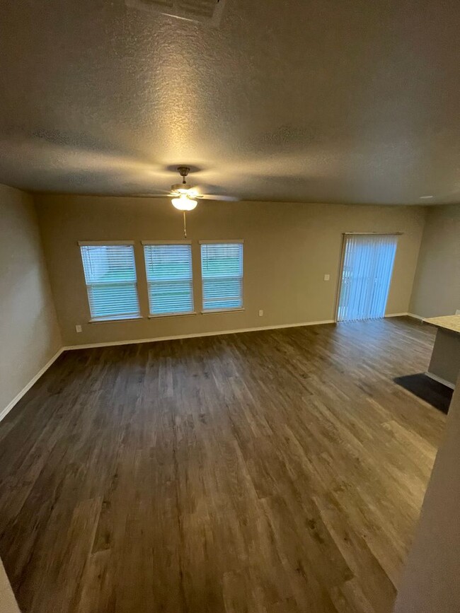 Building Photo - *Pre-leasing* Three Bedroom | Two and a Ha...