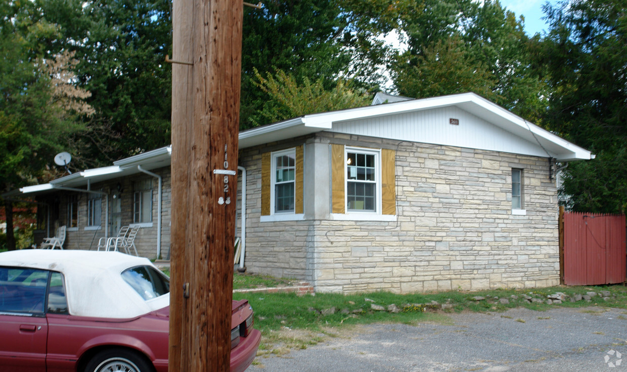 Building Photo - 3609-3611 Kanawha Ave SE