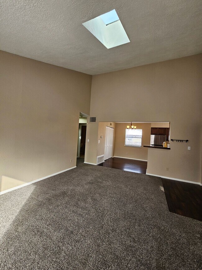 Foto del edificio - Charming 2 Bedroom 2 Bath w/ Large Yard, 1 Car Garage and Central Air/Heat