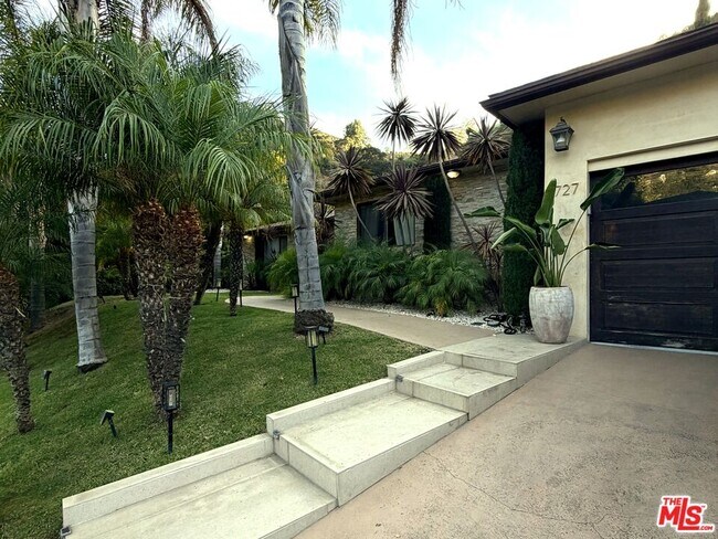 Building Photo - 1727 San Ysidro Dr