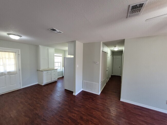 Building Photo - 1200 Kennie Dr