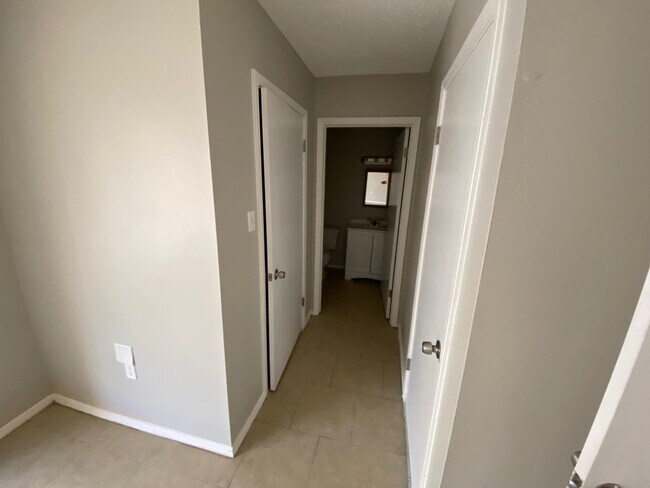 Building Photo - 1140 Shilo St