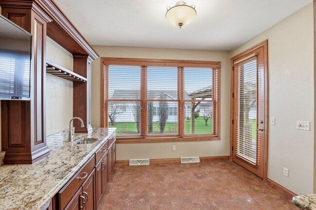 Building Photo - Stunning Appleton Home