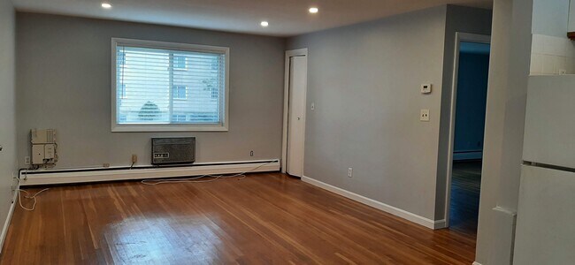 Foto del edificio - 63 Lionel Ave