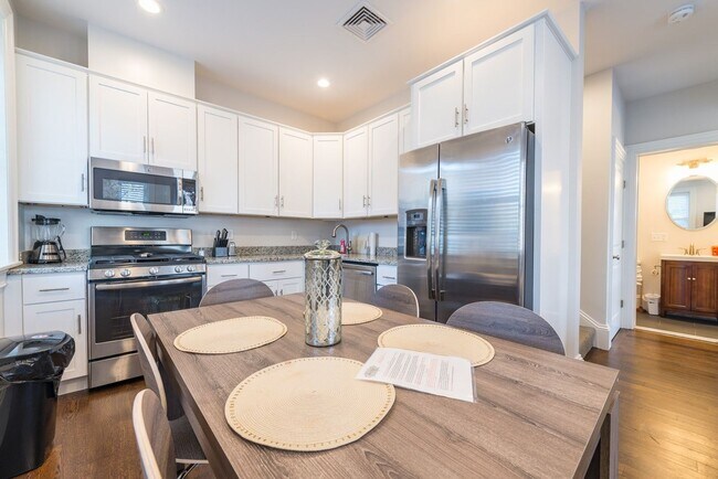 Foto del edificio - Luxurious 3-bed, 4-bath Newton Townhouse