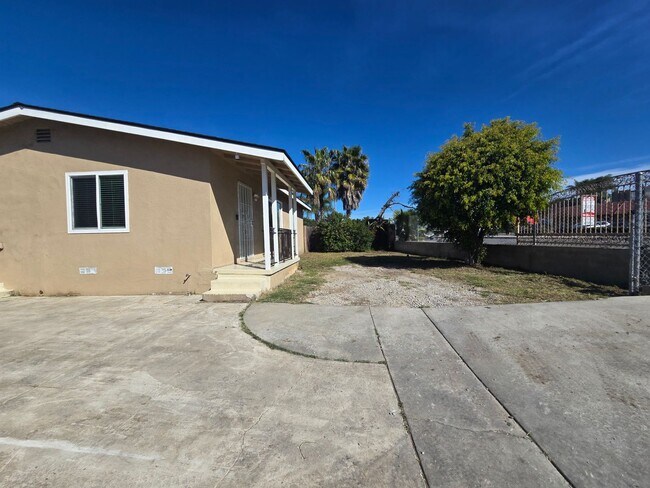 Foto del edificio - 3 Bed Home + Studio with Large Yard & Ample Parking Near Downtown Vista
