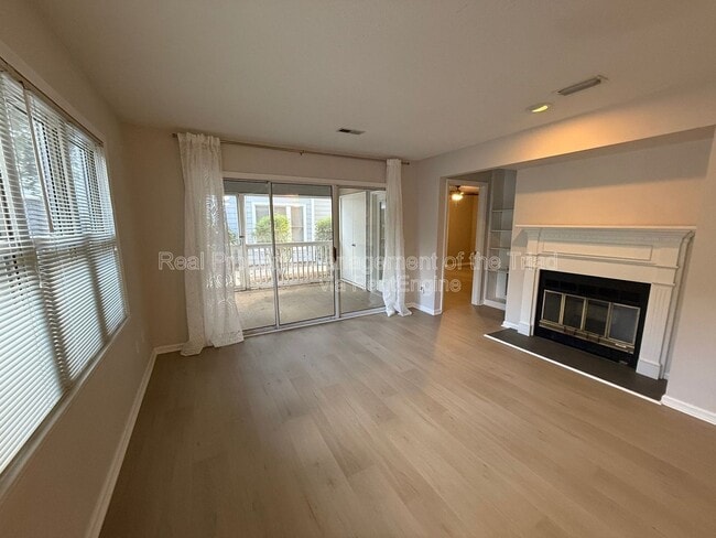 Foto del edificio - 201 Oakwood Ct