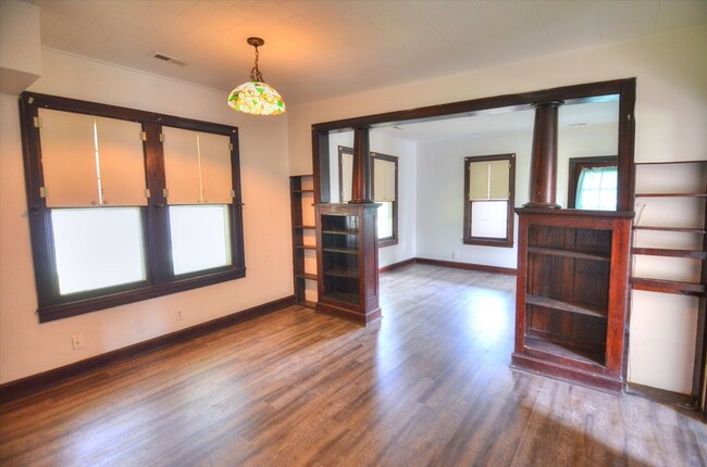Building Photo - Updated 4-Bed House with Fenced Yard in Ef...
