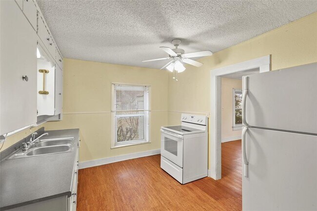 Foto del edificio - 409 W 6th St