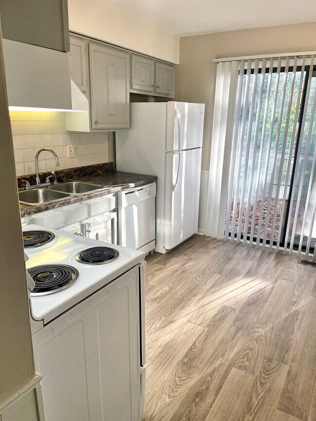 Foto del edificio - ****COMING SOON**** 2 Bedroom, 1.5 Bath in...