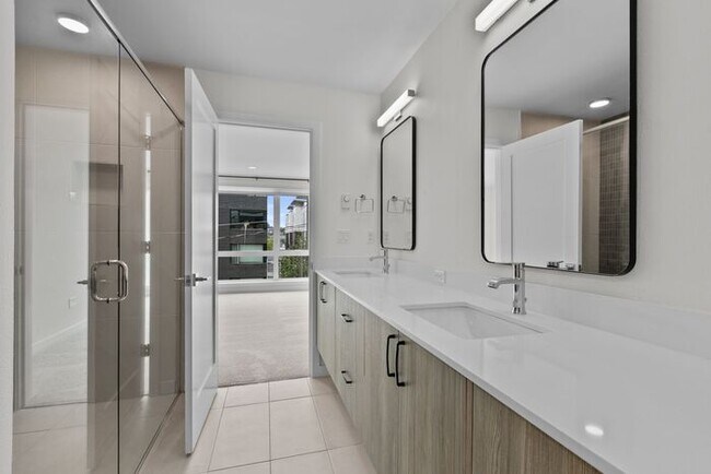 Foto del edificio - ULTRA-MODERN Townhome w/AC and Views in the Heart of Eastlake!