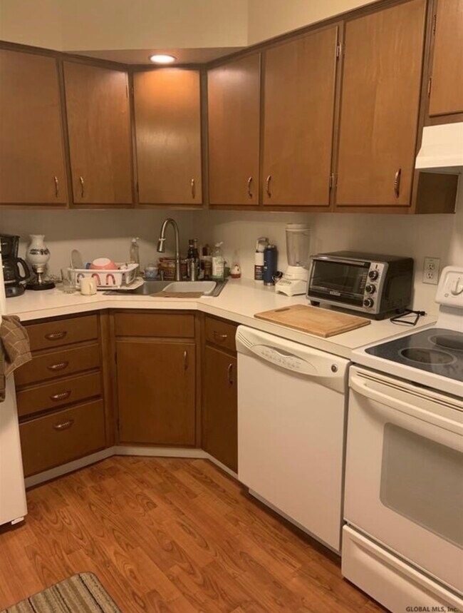 Kitchen - 10 Kensington Ct