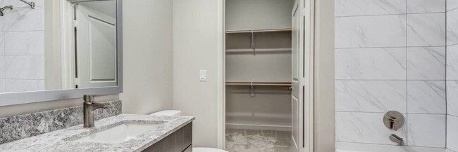 Building Photo - Modern Downtown Studio W/D In-Unit