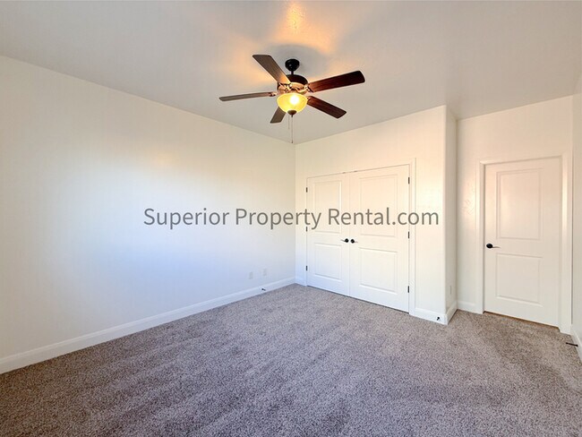 Foto del edificio - 4 bed, 2.5 bath duple w/2 car garage