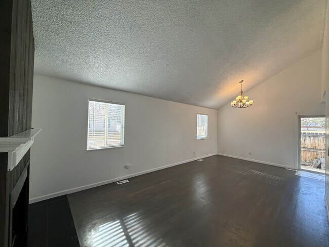 Foto del edificio - Modern Comfort & Convenience in a Prime Location