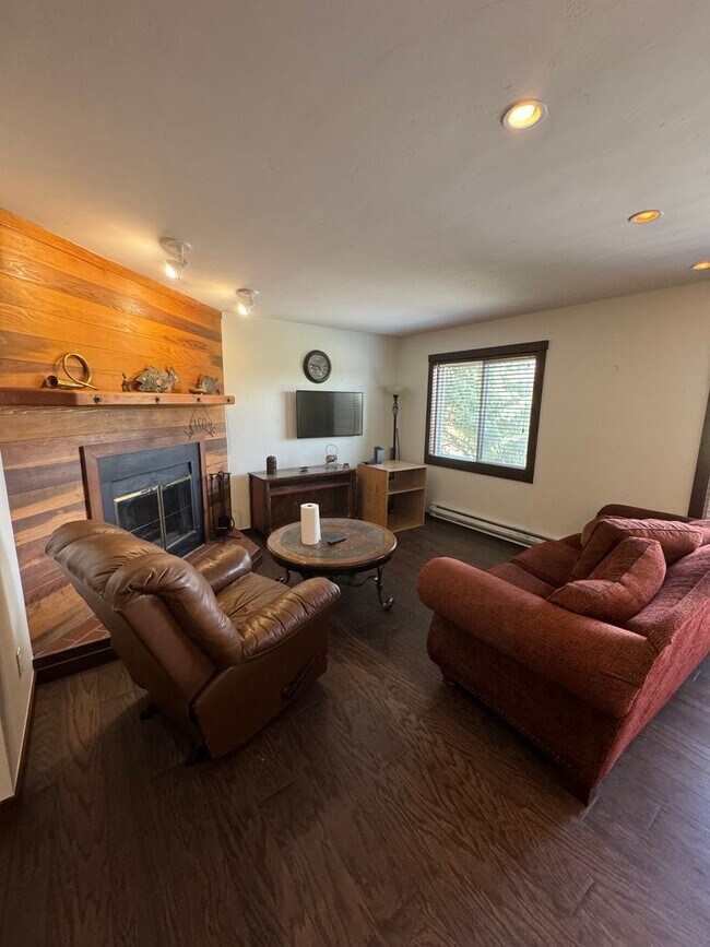 Foto del edificio - Woodworks Townhome- 3 Bedroom/3 Bath Unit w/Updated kitchen on the Bus Route