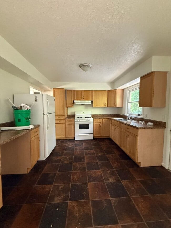 Building Photo - Move in ready! Large 4 bedroom home.