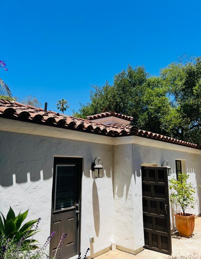 Foto del edificio - 1360 E Valley Rd