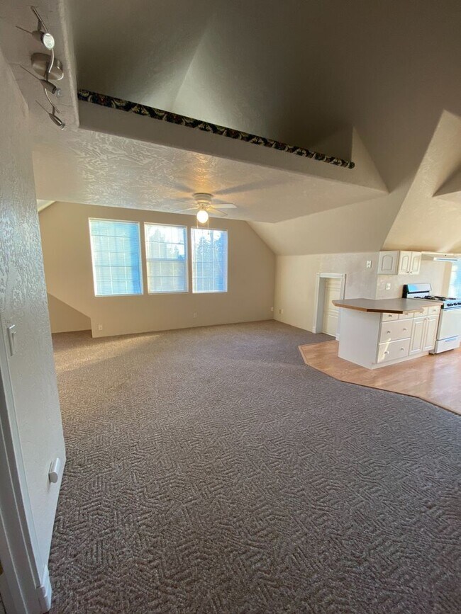 Foto del edificio - Nice Upstairs 1bd/1bth Apartment - All utilities included!