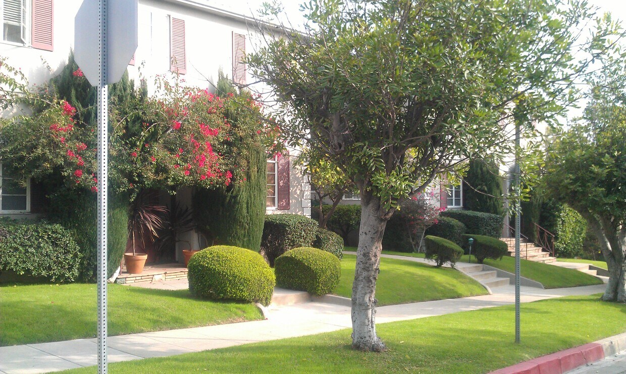 Peaceful Courtyard Property - 2038 N Hoover St