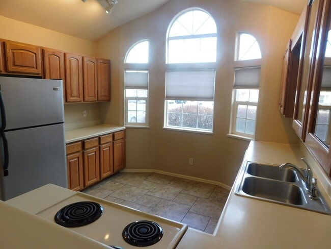 Building Photo - 3 bedroom home with fenced yard and garage...