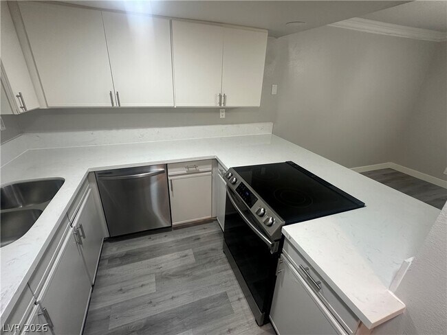 Building Photo - 2080 E Karen Ave