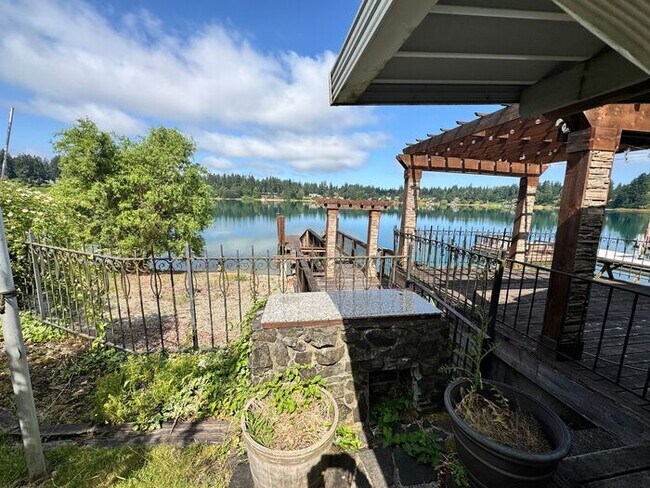 Foto del edificio - WATERFRONT Gravelly Lake Large 4 Bedroom Home in Lakewood!