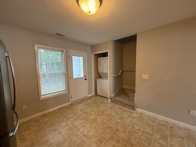 Building Photo - Nice 2 bedroom, 2.5 bath Townhouse