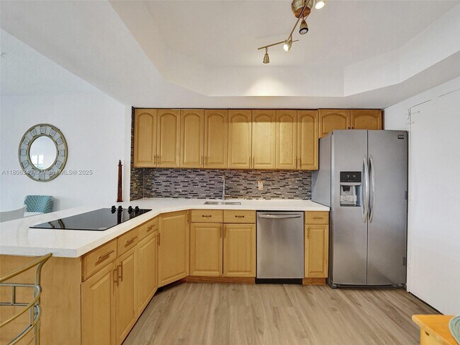 Building Photo - 1351 NE Miami Gardens Dr