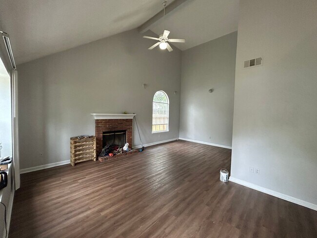 Building Photo - Two Bedroom Townhouse with Fully Fenced Yard and Vinyl Plank throughout!