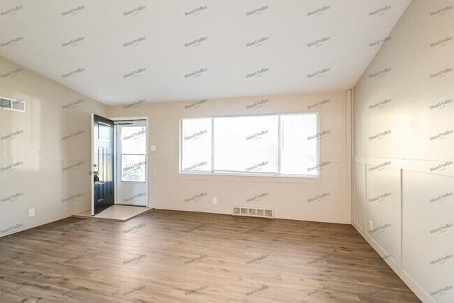 Foto del edificio - 2240 Hummingbird Dr