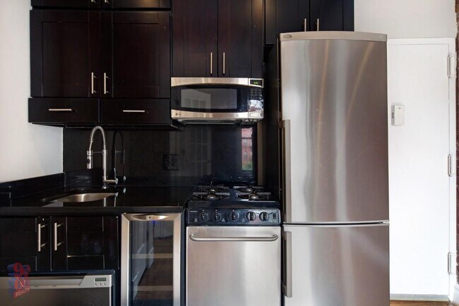 Building Photo - 234 Mott St
