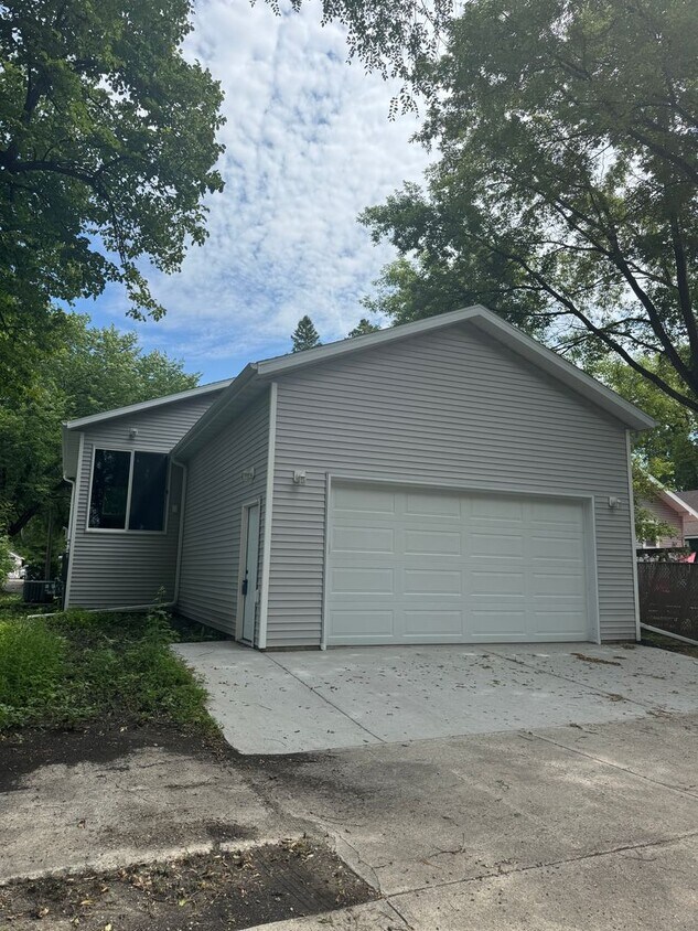 Foto del edificio - Spacious 4 Bed, 2 Bath Single-Family NEW B...