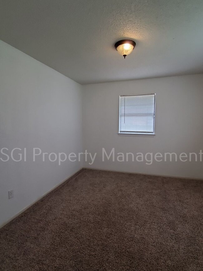 Building Photo - BIG 1 STORY 4 BEDROOM ON HUGE LOT IN KEENE!!!