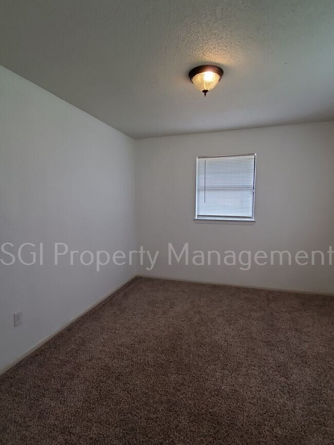 Foto del edificio - BIG 1 STORY 4 BEDROOM ON HUGE LOT IN KEENE!!!