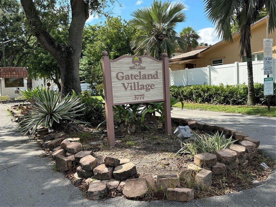 Foto principal - 3777 NW 78th Ave