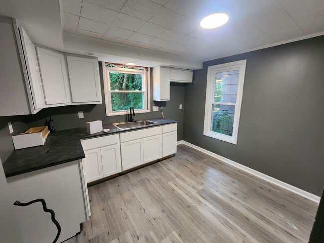 Building Photo - Three Bedroom Single Family Home!
