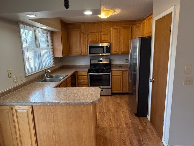 Building Photo - 4 Bedroom, 2 Bath Home for Rent