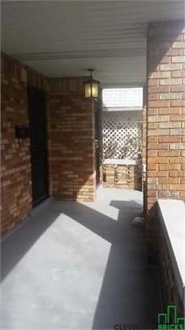 Foto del edificio - 10616 Bernard Ave