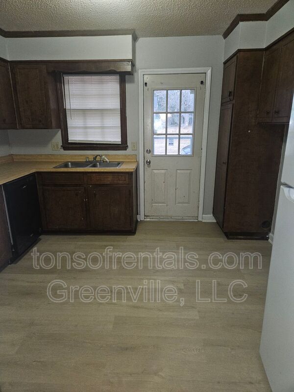 Foto del edificio - 182 Hidden Hill Rd