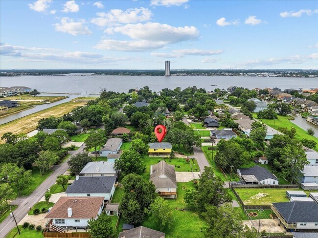Building Photo - 310 Lakeside Dr