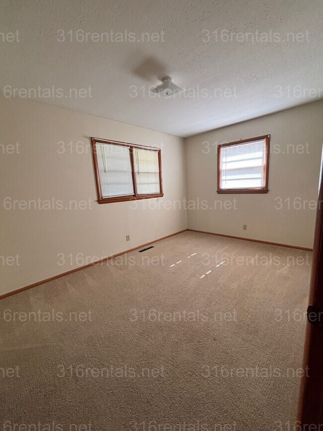 Foto del edificio - Two bedroom one bath duplex available now!