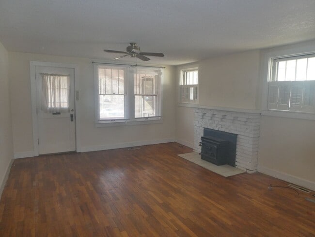 Building Photo - 2 bed/1 bath house walking distance to Cam...