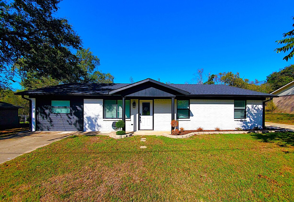 Primary Photo - Beautifully Remodeled 3 Bedroom, 2 Bathroo...