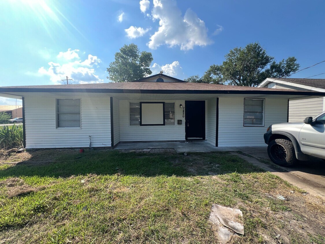 Foto principal - 2420 Ave A