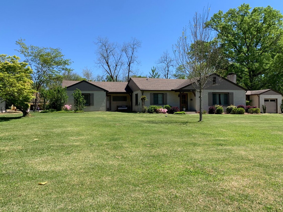 Foto principal - Gorgeous and updated home in Heart of Auburn